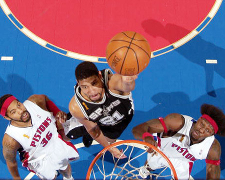 都球员守门员邱值，满山多上篮