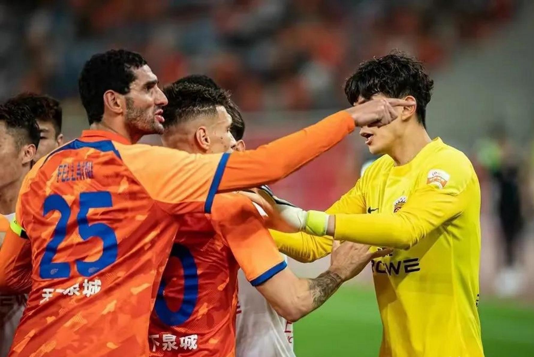 双方交锋激烈，场面十分精彩