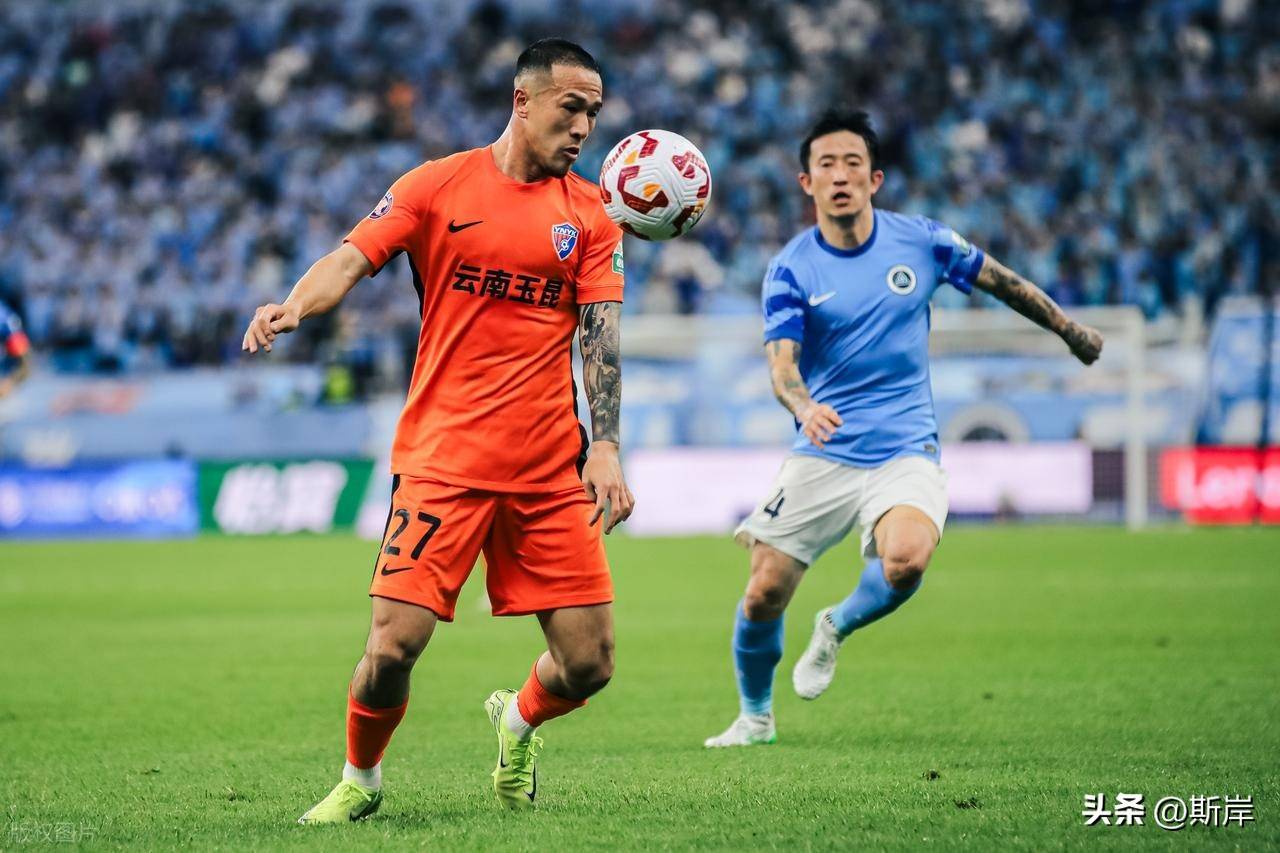 球队备战关键比赛，士气高昂