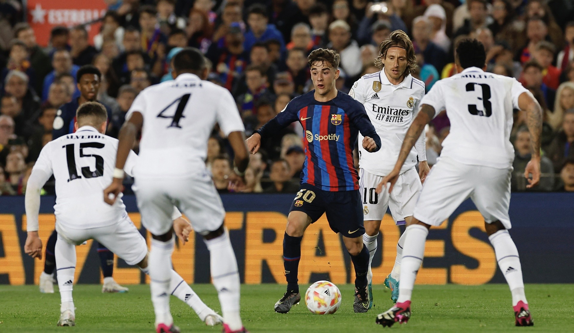 包含巴萨横扫勒沃库森，本泽马完成帽子戏法的词条