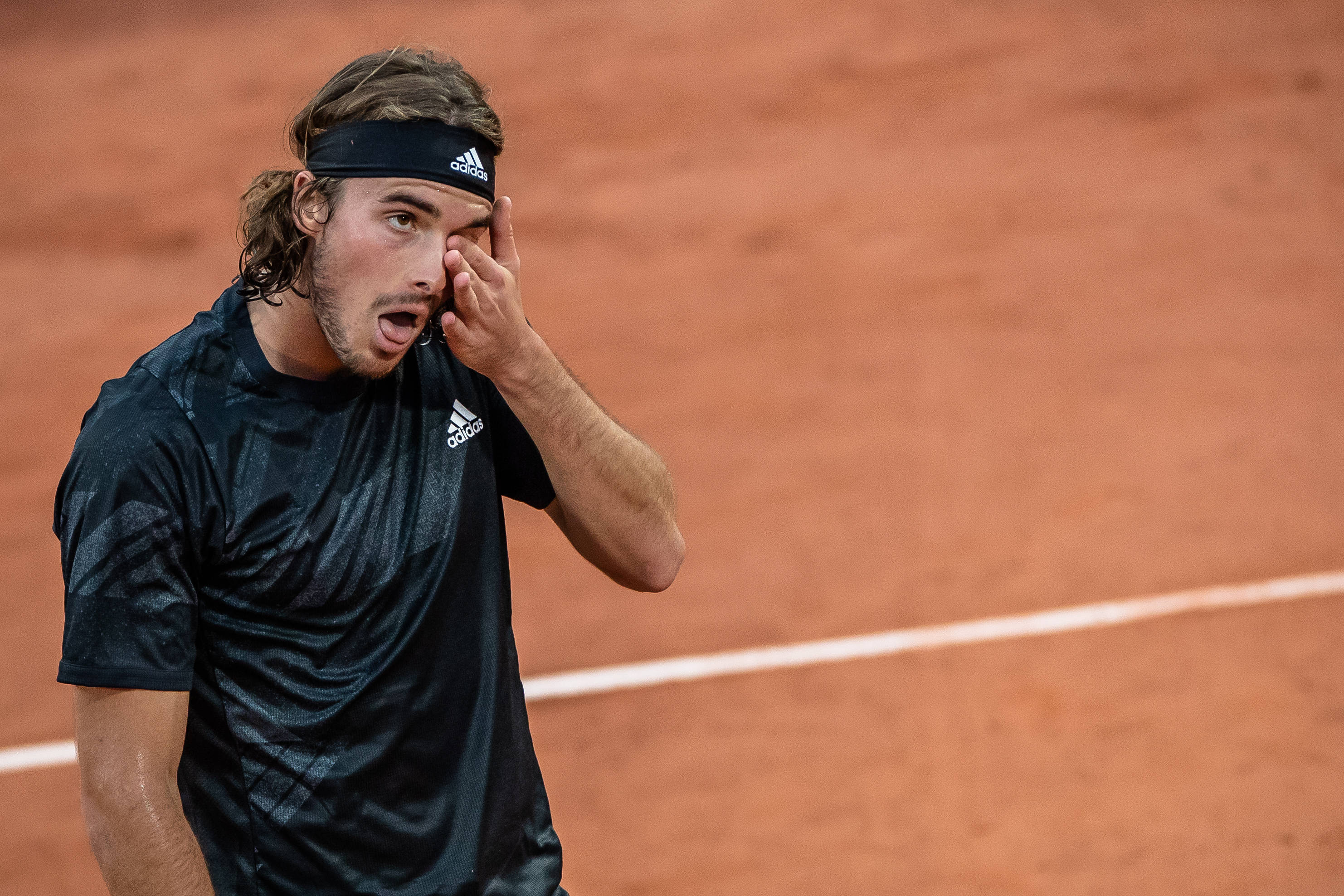 欧洲网球队横扫英国网球队，西西帕斯三分雨点燃全场的简单介绍