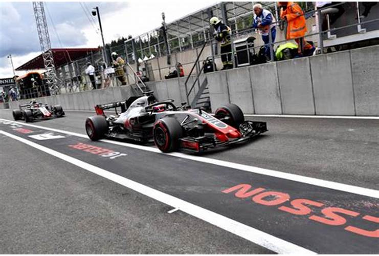 包含哈斯车队完胜雷诺车队，塞恩斯高光表现的词条