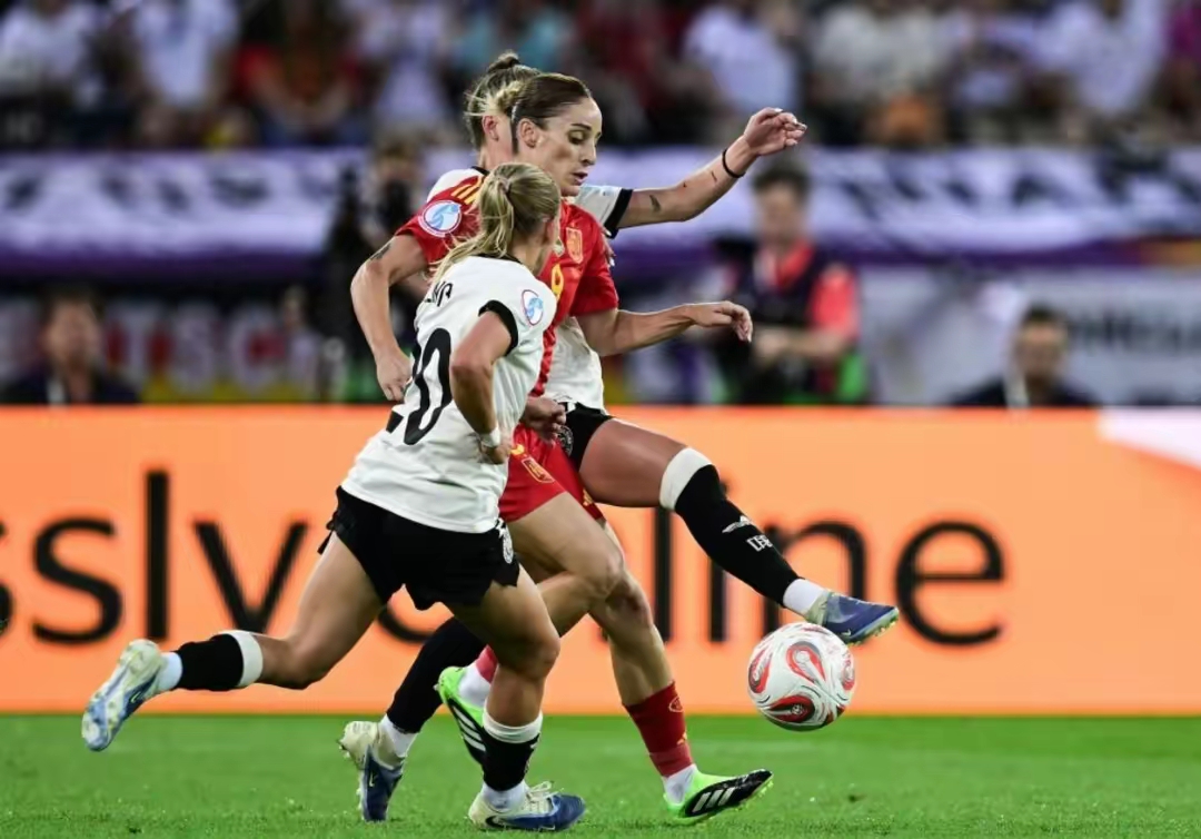 女子足球赛事中,激烈的对抗与意想不到的结果 女子足球赛事中,激烈的对抗与意想不到的结果
