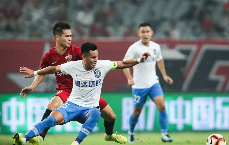 青岛黄海客场大胜广州富力，豪取三分登顶积分榜的简单介绍