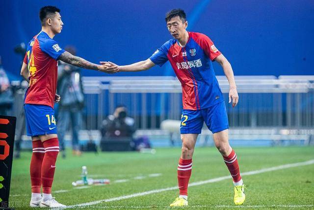 青岛黄海客场大胜广州富力，豪取三分登顶积分榜的简单介绍