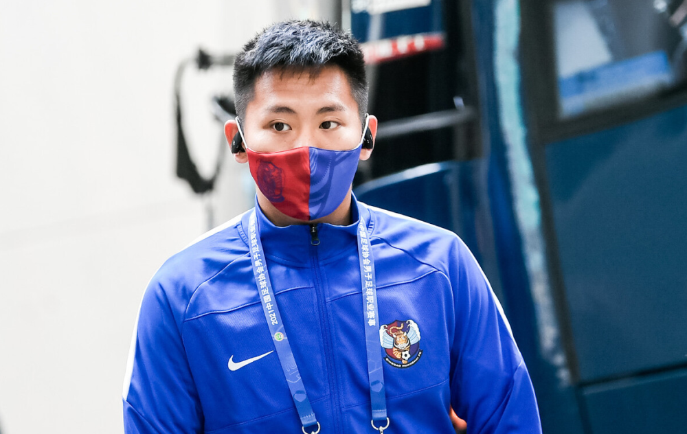 包含青岛黄海新援表现抢眼，连续助攻破门，球队上升势头强劲的词条