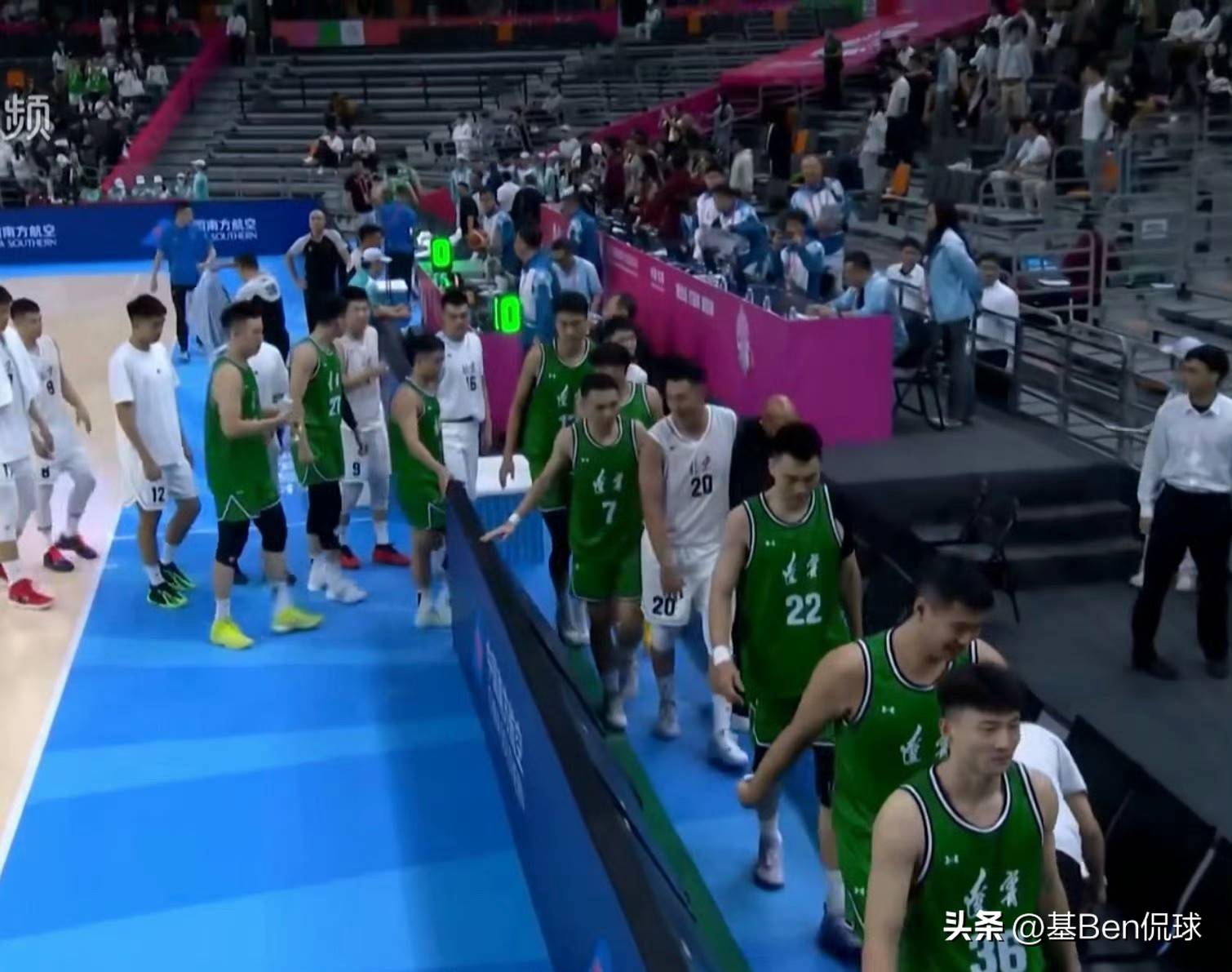 球员们在比赛中发挥出色令人震撼 球员们在比赛中发挥出色令人震撼