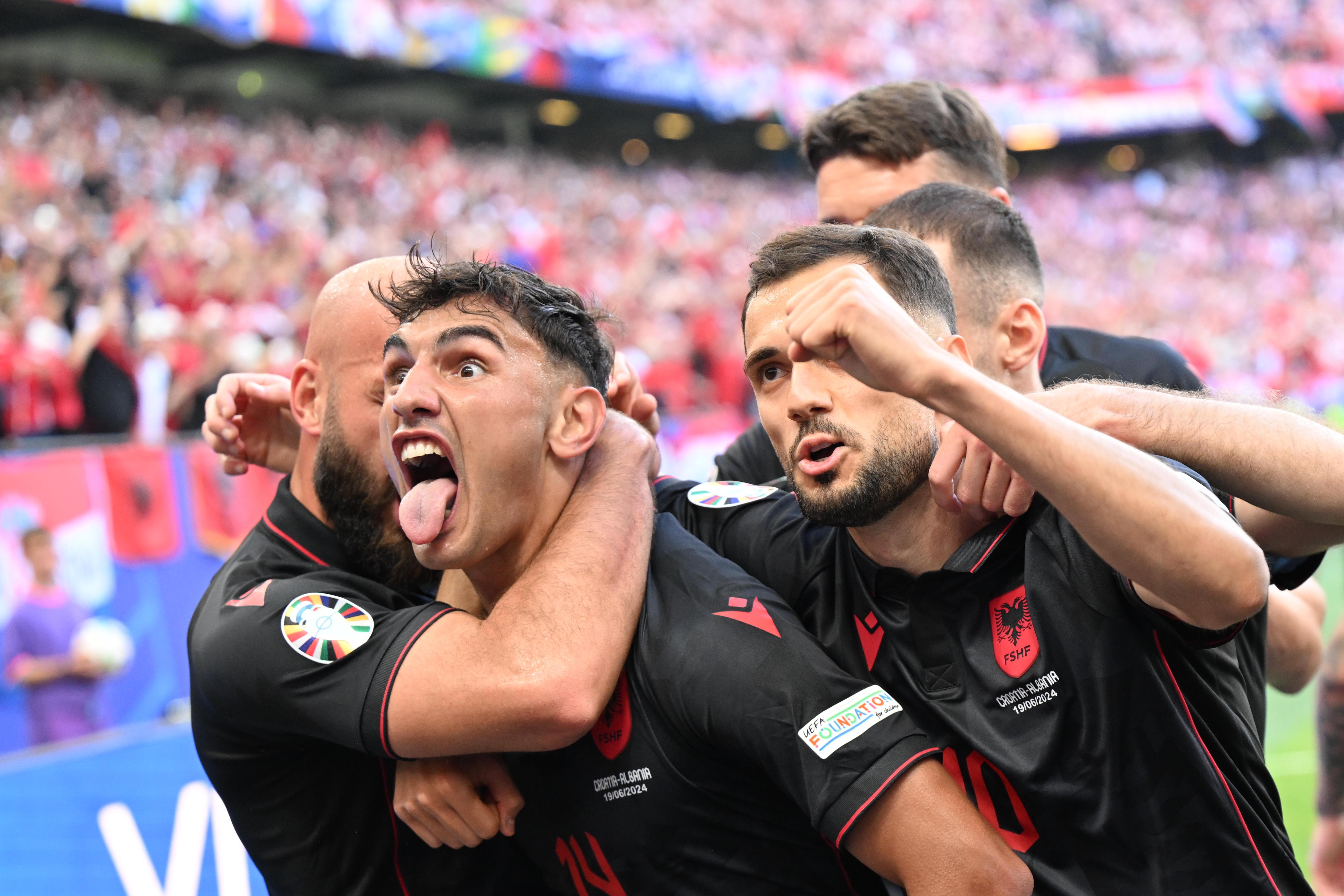 阿尔及利亚在比赛场上大放异彩的简单介绍 阿尔及利亚在比赛场上大放异彩的简单介绍