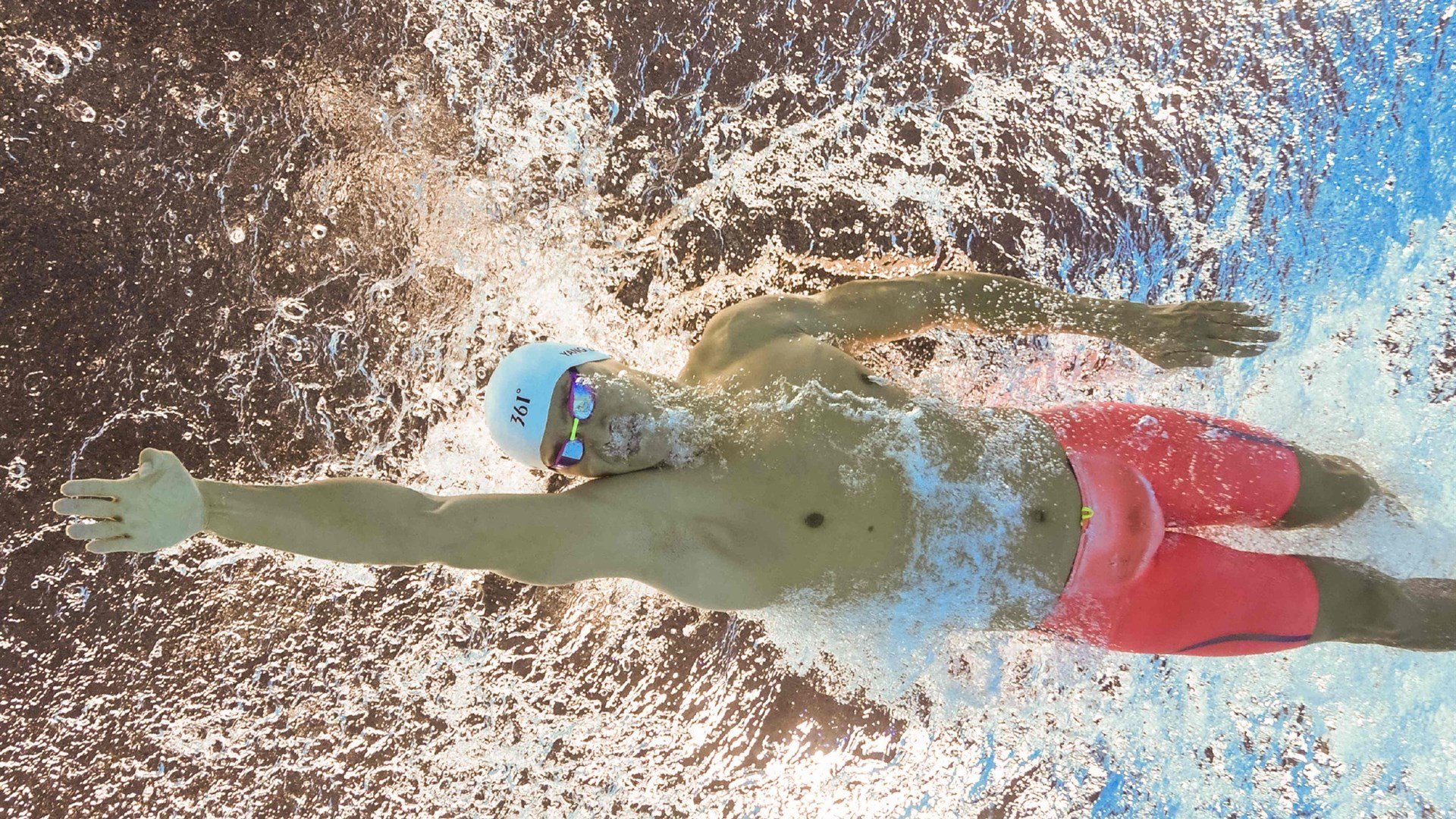 赛道奇迹,红牛二队险胜梅赛德斯,拉塞尔刷新纪录之夜